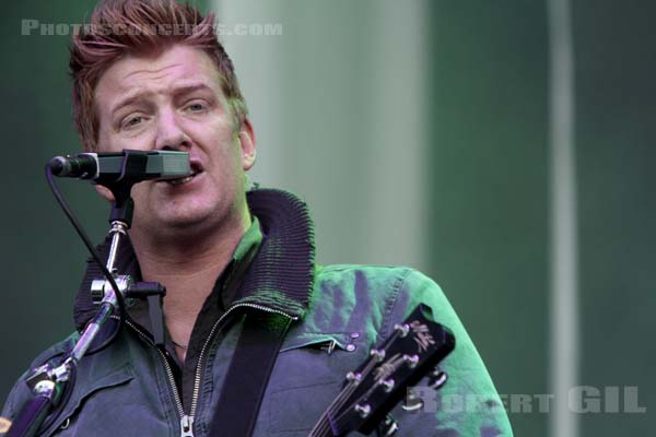 QUEENS OF THE STONE AGE - 2010-08-28 - SAINT CLOUD - Domaine National - Grande Scene - Joshua Michael Homme III